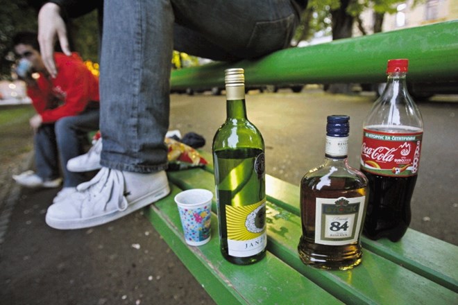 Slovenci s povprečno 11,6 litri popitega čistega alkohola letno tik za prvo dvajseterico