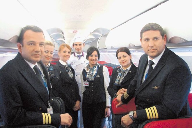 Leteči kuhar, član posadke Turkish Airlines, je prisoten tudi na nekaterih letih iz Ljubljane v Istanbul. Andreja Podlogar 