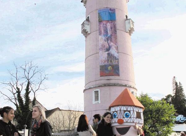 Vodovodni stolp, simbol, zaščitni znak in varuh Brežic,  praznuje letos častitljivih 100 let. Na ta dogodek odslej spominja...