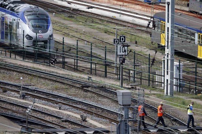Zagata po francosko: 2000 novih vlakov je preširokih za tamkajšnje železniške postaje