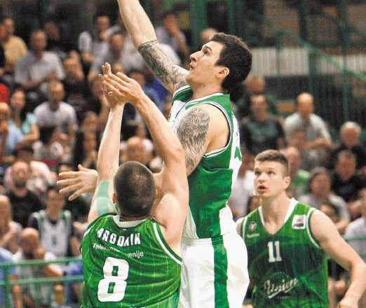 Košarkar Krke Zvonko Buljan (z žogo) je prispeval deset točk pri zmagi svojega moštva. 