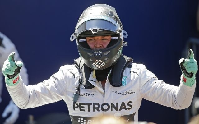 Nemški dirkač formule 1 Nico Rosberg bo nedeljsko dirko začel s prvega startnega mesta. 