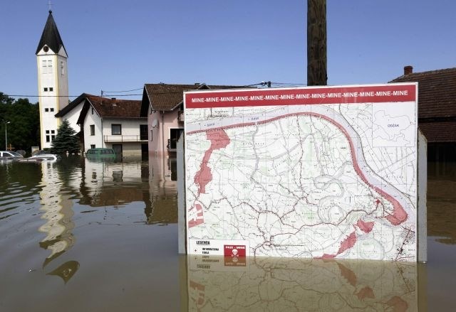 Število mrtvih v poplavah naraslo na 58, razmere se stabilizirajo