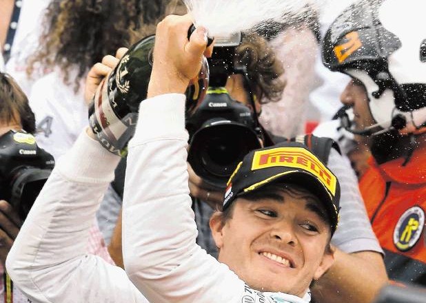 Nico Rosberg se je takole veselil včerajšnje zmage v Monaku. 