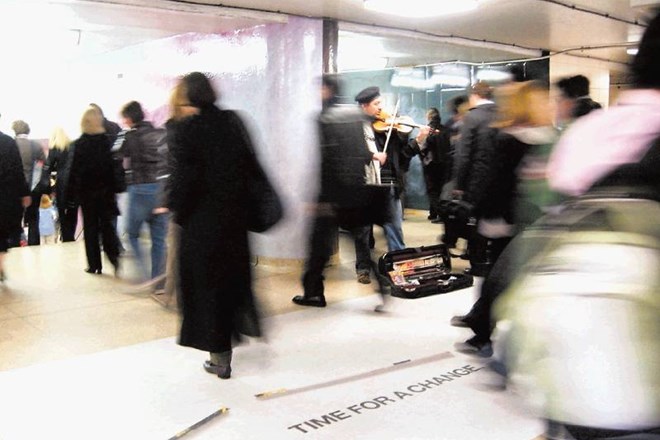 Ljudje  na podzemni železnici niso  prisluhnili pouličnemu glasbeniku  – ker niso vedeli, da jim igra vrhunski violinist...