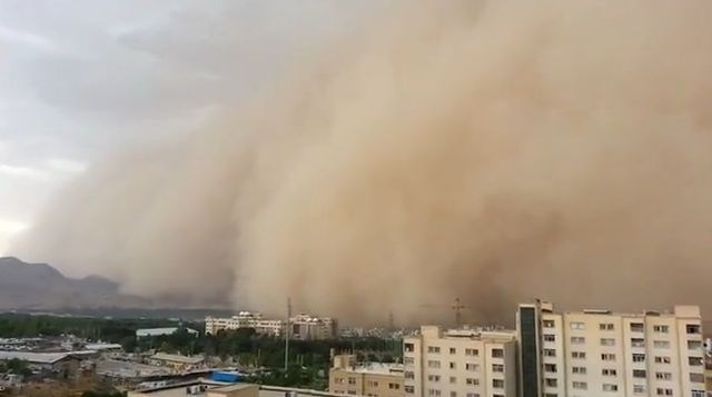 Peščeni vihar z rekordno močnimi vetrovi zavil Teheran v temo (video)
