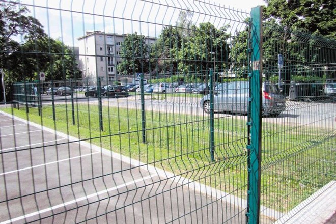 Ker dovoz do parkirišča ob Osnovni šoli Bežigrad ni varen, novo parkirišče sameva. 