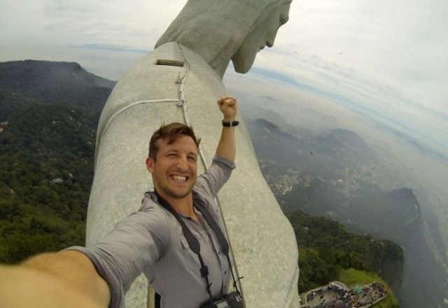 Lee Thompson na vrhu znamenitega kipa nad Riom. 