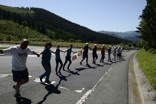 Organizatorji akcije so danes sporočili, da je udeležencem uspelo oblikovati 123 kilometrov dolgo človeško verigo. 
