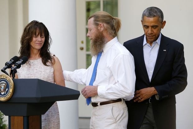 Starša Jami Bergdahl in Bob Bergdahl z ameriškim predsednikom Barackom Obamo.    