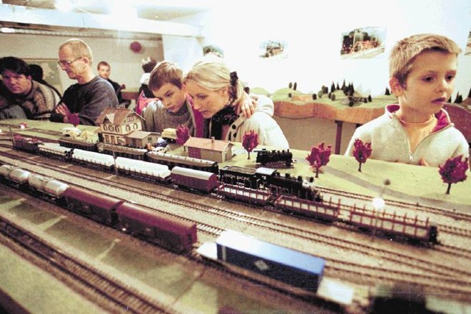 Venčeslav Thaler je ob številnih maketah, skupaj s sinom Romanom je lastnik zasebne modulne železniške makete Koseze, izdelal...