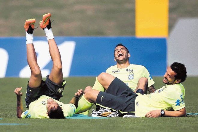 Brazilski nogometaši med pripravo na današnjo tekmo s Hrvaško najdejo nekaj časa tudi za smeh. 