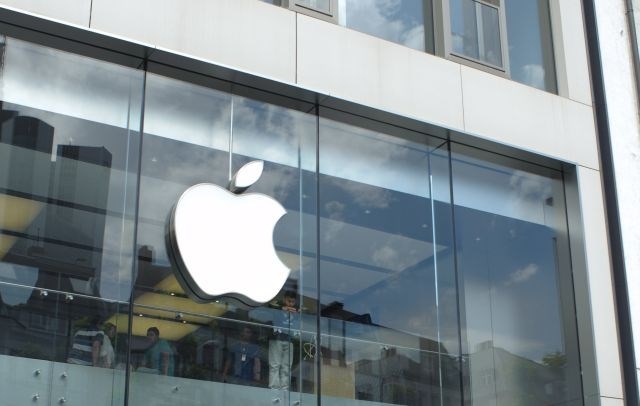 Apple v odpoklic polnilcev za iPhone tudi v Sloveniji
