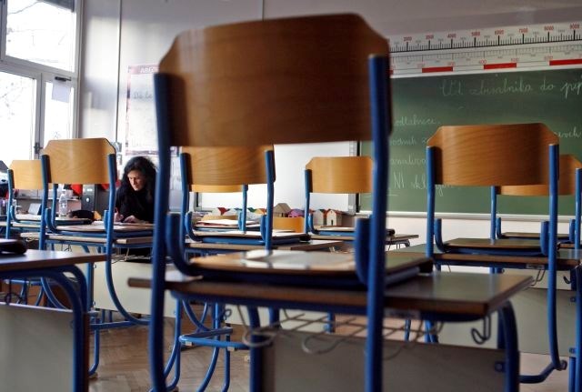 Ministrstvo za izobraževanje zagotavlja, da financiranje osnovnih šol ni ogroženo