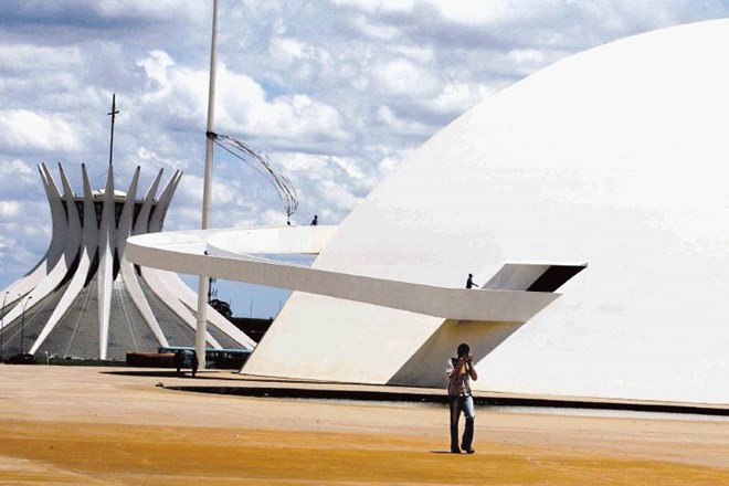 Brazilija slovi tudi po  stavbah arhitekta Oscarja Niemeyerja, ki je projektiral večino javnih zgradb v brazilski...