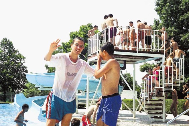 Za kopanje na priljubljenem domžalskem bazenu bodo mladi Domžalčani tudi letos za letno karto odšteli le deset evrov. 