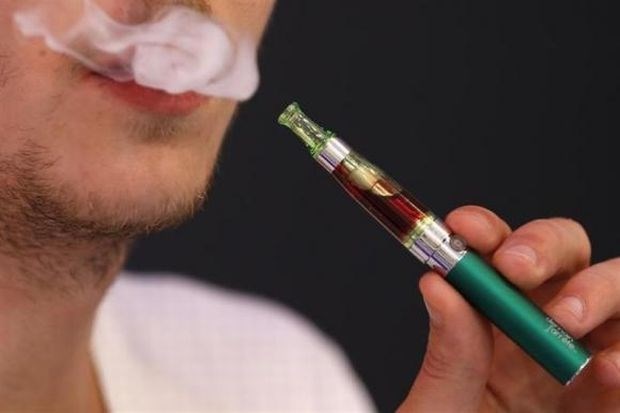 Zdravniki se bojijo, da se z e-cigaretami vrača kajenje v zaprtih prostorih