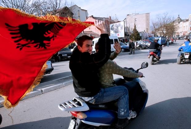 Srbi sami odstranili betonsko barikado v Kosovski Mitrovici
