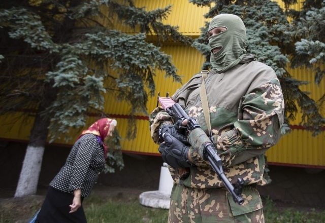 V Donecku proruski separatisti razglasili prekinitev spopadov
