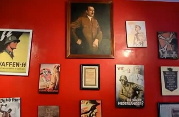 Indonezijska nacistična kavarna, še vedno polna svastik in fotografij Hitlerja, ponovno odprta