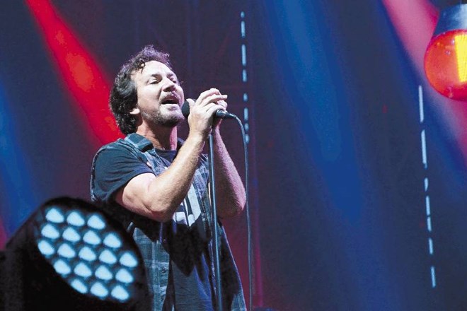 Eddie Vedder s svojim odrskim nastopom ostaja glavni adut skupine Pearl Jam, ki pa vendarle deluje kot enoten bend, v katerem...