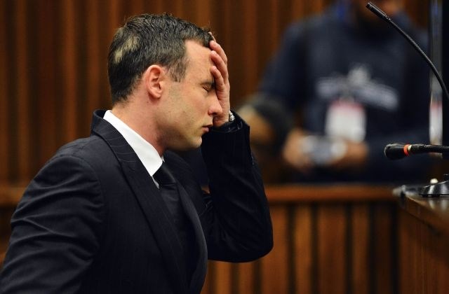 Oscar Pistorius je pod pritiskom zaslišanj spremenil svojo izpoved in zatrdil, da je dekle štirikrat ustrelil po nesreči. 