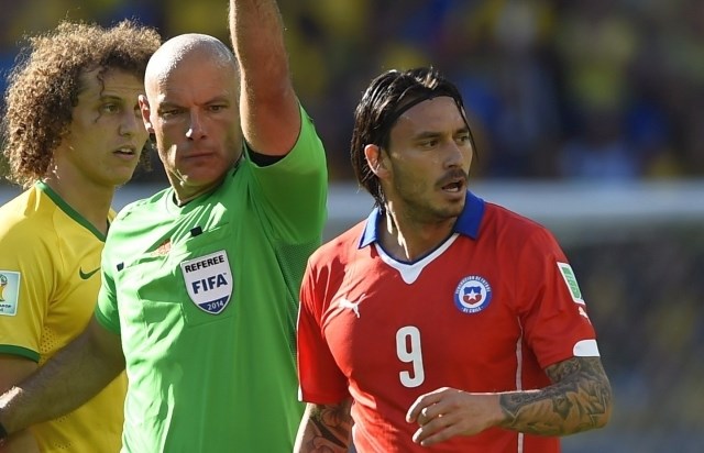 Mauricio Pinilla (desno) je bil tragična osebnost sobotne tekme med Čilom in Brazilija. (foto: Reuters) 