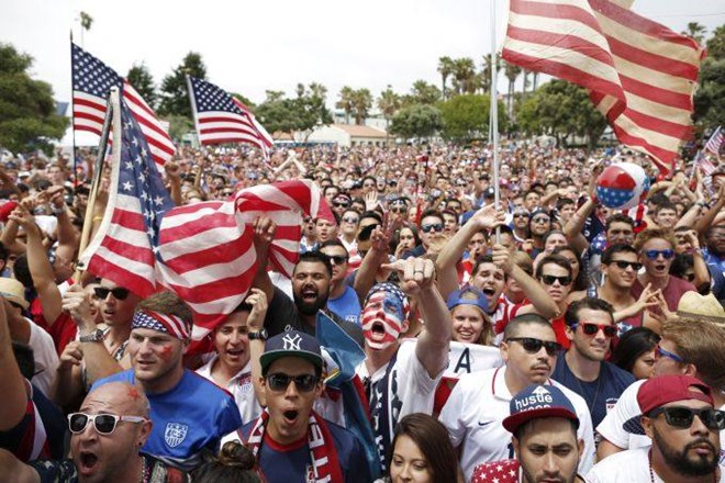 V Washingtonu je tekmo javno spremljalo približno 5000 Američanov, v Chicagu kar 25.000. (Foto: Reuters) 