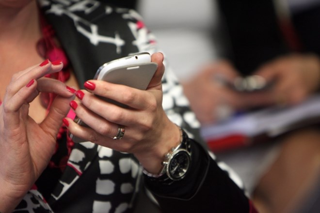 Več kot 40 prijav glede SMS-sporočil s politično vsebino
