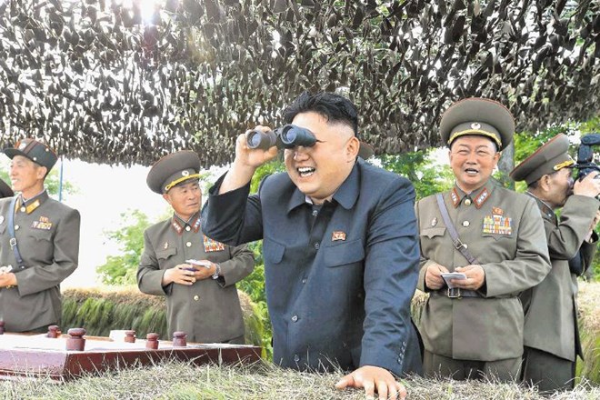 Severnokorejski voditelj Kim Jong Un pošilja mirovne pobude in  rakete. 