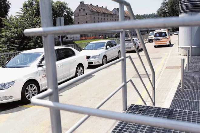 Nepravilno parkirana vozila na Šuštarjevem nabrežju naj bi z vzpostavitvijo enosmernega prometa sredi julija postala...