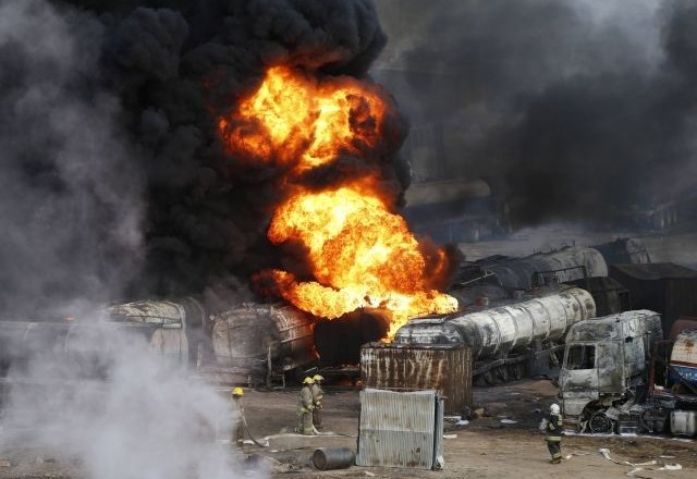 Talibanski uporniki so v afganistanski prestolnici Kabul zažgali več deset cistern z nafto. 