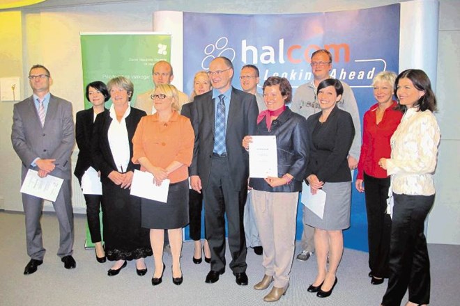 Halcomove problemske naloge se je lotilo vseh deset kandidatov, ki so Halcom, ki ga vodi dr. Marko Valjavec (na sredini v...
