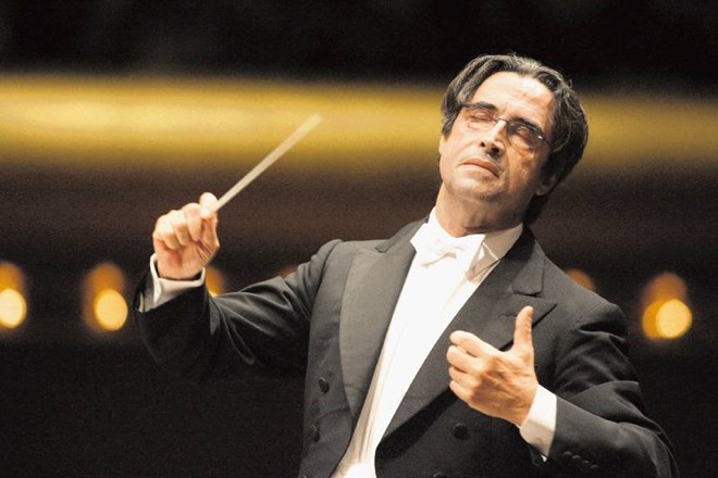 Veličina interpretativnega organizma, s katerim se je dirigent Riccardo Muti lotil Verdijevega Rekviema, je do poslušalcev...