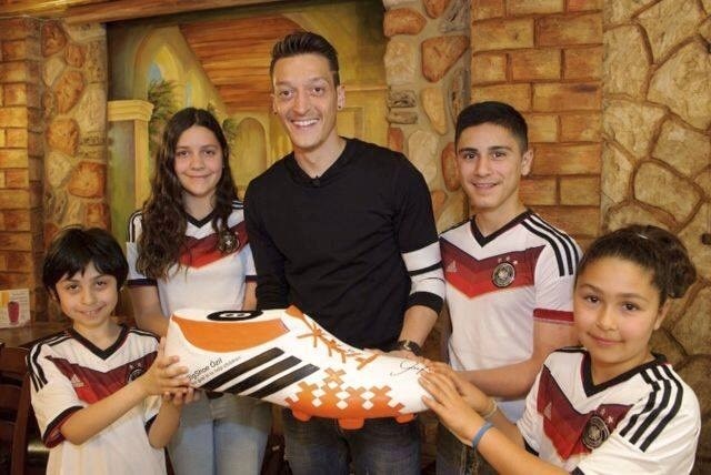 Nemški reprezentant Mesut Özil je premijo za naslov svetovnega prvaka doniral za zdravljenje 23 brazilskih otrok. (Foto:...