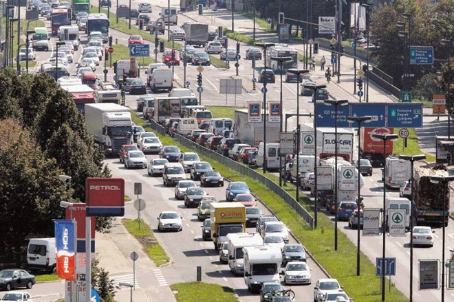 Po podatkih iz leta 2012 je stopnja uporabe osebnega avtomobila v Sloveniji le 1,2 potnika na avtomobil, kar zagotovo...