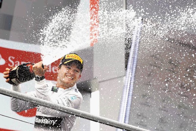 Nemec Nico Rosberg se je takole veselil včerajšnje zmage pred domačimi gledalci. 