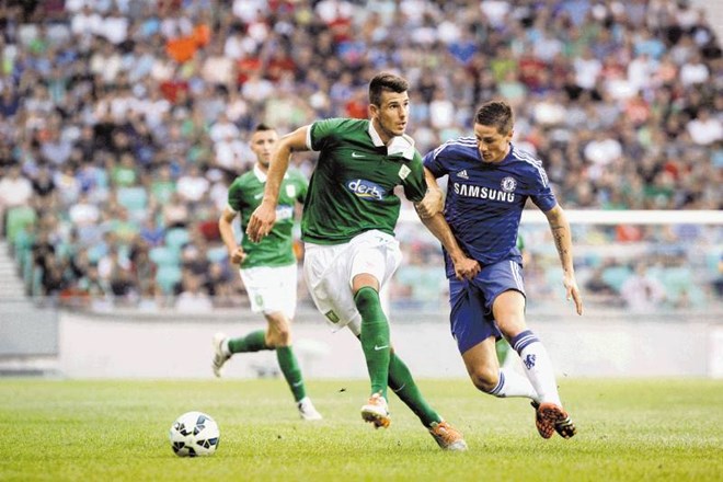 Nemanja Mitrović (v zelenem dresu) je ustavljal zvezdnika Chelseaja Fernanda Torresa na vse možne načine. 