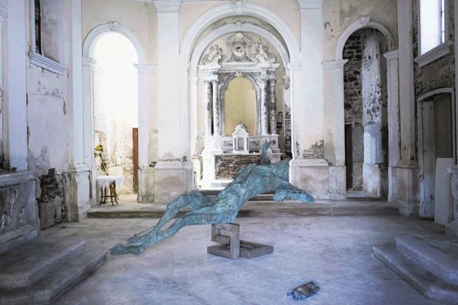 Brdarjev bronasti Kristus meri v dolžino  3,7 metra in bo do konca septembra na ogled v propadajoči cerkvi Marije Zdravja na...