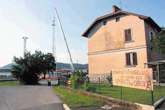 Proti gradnji stolpa z oddajnikom za digitalni radijski sistem so se včeraj uprli tudi na Kozini, kjer je investitor že začel...