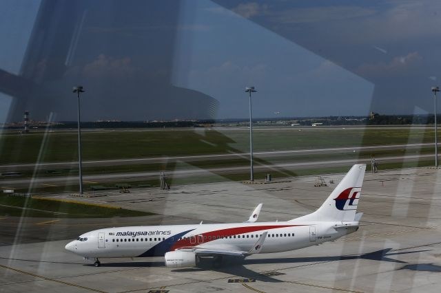 Malezijca z računov potnikov pogrešanega letala ukradla 25 tisoč evrov