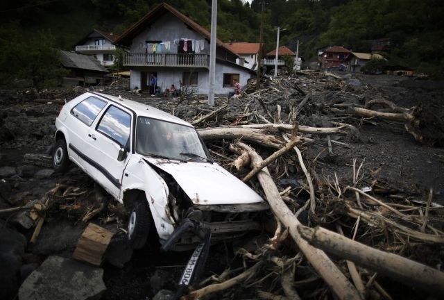 EU zagnala obnovo po poplavah v BiH v vrednosti več kot 40 milijonov evrov 
