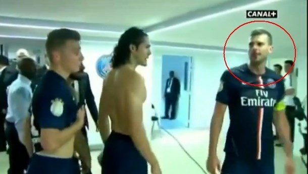 Kapetan PSG Thiago Motta je po tekmi utrpel zlom nosu, ki mu ga je s čelnim udarcem zadal Brandao. (Foto: Youtube) 