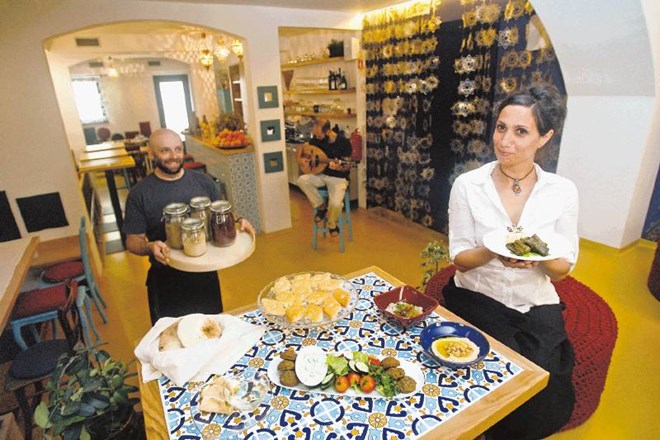 Dobre tri mesece se je ob pomoči Alje Hafner  Taha in njenega očeta kuhar Matjaž Šink uril v pripravi libanonskih jedi....