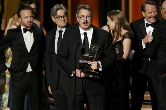 Producent Vince Gilligan (Kriva pota) med sprejemom nagrade za najboljšo dramsko serijo.    