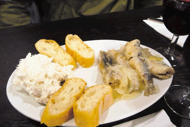 Bakalar in sardine na šavor s popečenimi kruhki 