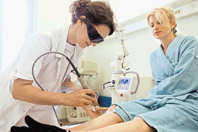 Specialistka dermatovenerologije dr. Ana Slana iz UKC Ljubljana  pri zdravljenju krčnih žil z laserjem, ki je do bolnika...