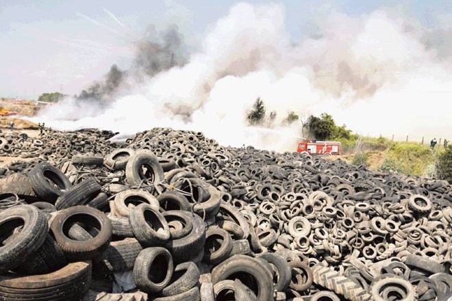 Doslej so iz nelegalne deponije na Kidričevem odstranili komaj 2091 od skupno 48.180 ton odpadnih pnevmatik. 