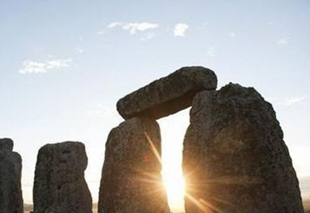 Je Stonehenge nekoč tvoril popoln krog?
