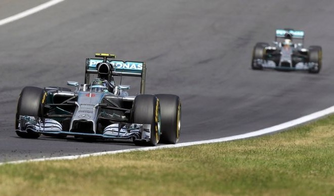 Mercedesa sta bila tudi na kvalifikacijah v Monzi razred zase. (foto: Reuters) 